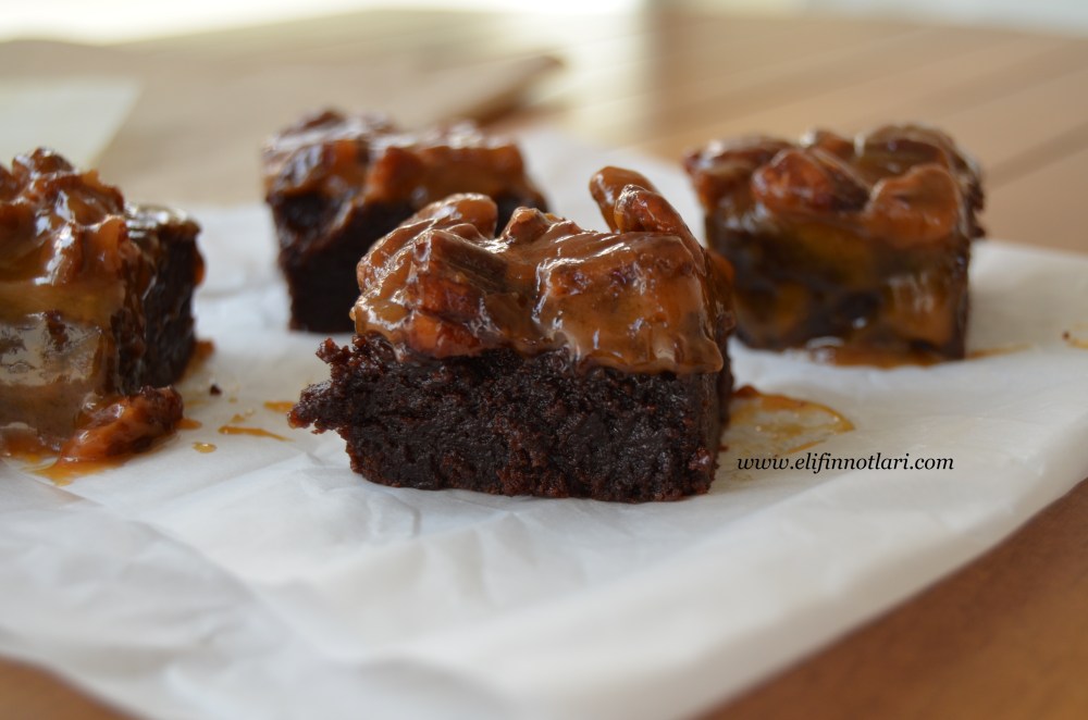 Karamelli ve Pikan Cevizli Browni