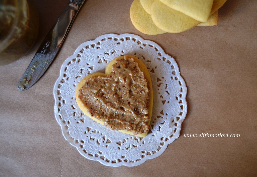 Vanilyalı Kurabiye Fındık Ezmesi ve Damla Sakızı Reçeli İle