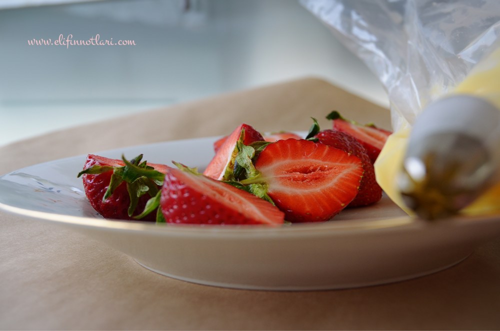 Yaban Mersinli Kek Limonlu Beyaz Çikolatalı Ganajla