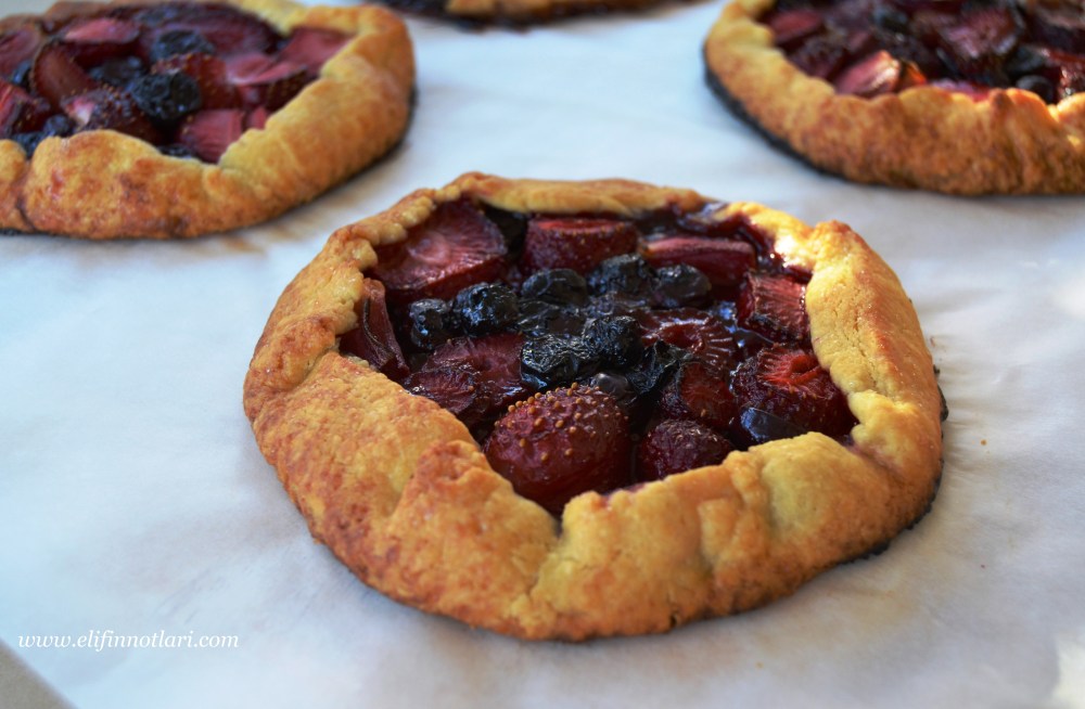 Çilekli ve Yaban Mersinli Mini Galette 