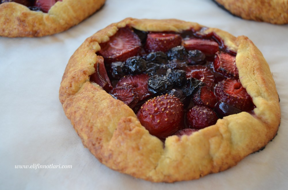 Çilekli ve Yaban Mersinli Mini Galette 